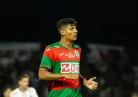 Portuguesa anuncia saída de volante que está a caminho do Vitória