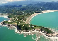 Praia e cachoeira criam paisagem encantadora no Brasil; saiba onde imagem