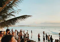 Praia grátis? Vila famosa cobra taxa obrigatória de quem deseja entrar imagem