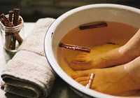 Praticidade e conforto: veja os benefícios de lavar os pés com canela
