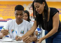 Professores da Bahia turbinam salários com adicional do governo imagem