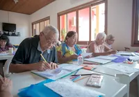 Projeto alfabetiza e dá letramento digital grátis a idosos em Salvador imagem