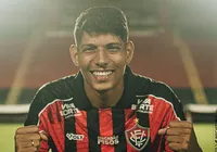 Regularizado, reforço do Vitória é relacionado para enfrentar o Grêmio imagem