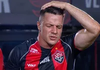 Renato Kayzer sai de campo chorando aos 10 minutos e preocupa Vitória imagem