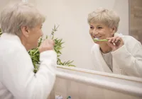 Saúde bucal: como manter dentes naturais aos 80 anos