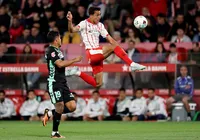 Substituto de Militão? Zagueiro convocado vive boa fase em La Liga imagem