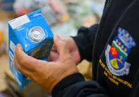 Supermercado é interditado com 1,8 tonelada de alimentos vencidos