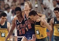 Técnico de time da NBA homenageia Oscar Schmidt em jogo imagem