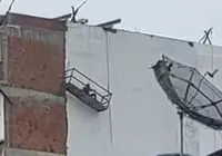 Trabalhador fica pendurado em andaime após corda ceder na Bahia