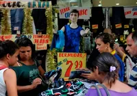Trabalhar no feriado? Governo toma decisão que impacta o comércio imagem