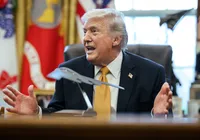 Trump anuncia envio de agentes de imigração para aeroportos dos EUA