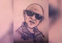 Turista suíço tatua rosto de agente da PRF no bumbum após abordagem imagem