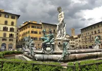 Turista tenta tocar pênis de estátua e é multada em R$ 29 mil