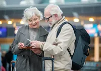 Vai fazer 60 anos? Veja o que muda com nova regra para viagens de avião imagem