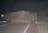 Van que levava banda de cantor capota em rodovia na Bahia