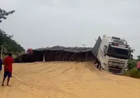 VÍDEO: Carreta com soja tomba e interdita importante rodovia baiana