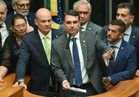Vídeo: Filme sobre Bolsonaro gera bate-boca com Flávio no Congresso