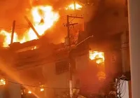 Vídeo: grande incêndio atinge fábrica em região comercial no Brasil