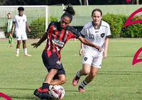 VÍDEO: Vitória faz gol contra em lance bizarro no Estádio Pituaçu imagem