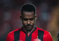 VÍDEO: zagueiro do Vitória deixa Fonte Nova sem conseguir apoiar o pé no chão imagem