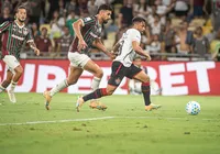 Volante do Vitória viraliza com chance inacreditável perdida; assista