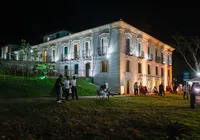 Wanderley Pinho tem domingo plural