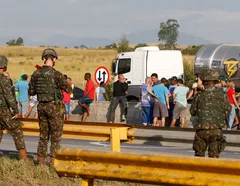 O Brasil vai parar de novo? Caminhoneiros articulam greve similar a 2018 - Imagem