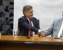 Aécio articula e PSDB pode lançar Ciro Gomes ao Planalto - Imagem