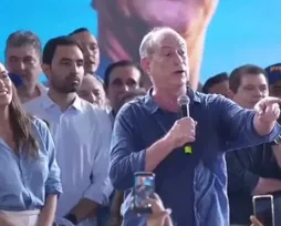 Ciro confunde gesto de apoiador com símbolo do CV: “Quer ser preso?” - Imagem