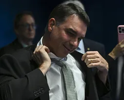 Flávio Bolsonaro faz churrasco com senadores após derrota de Messias no STF - Imagem