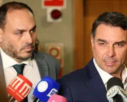Flávio Bolsonaro provoca Lula após desistência do petista; entenda - Imagem