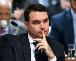 Ministro acusa Flávio Bolsonaro de entregar saúde do RJ às milícias - Imagem