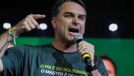 Flávio Bolsonaro diz que “está com Deus” e Lula “com o diabo”