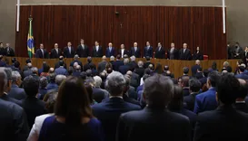 Lula e Alcolumbre ficam lado a lado em posse de ministros no TSE