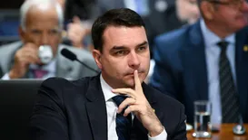 Ministro acusa Flávio Bolsonaro de entregar saúde do RJ às milícias