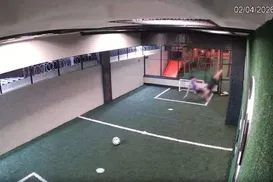 Adolescente salva amigo de descarga elétrica em condomínio; veja vídeo - Imagem