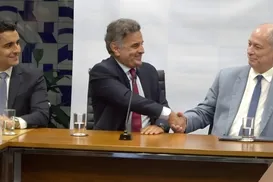 Aécio articula e PSDB pode lançar Ciro Gomes ao Planalto - Imagem