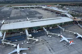 Ameaça de bomba faz passageiros desembarcarem de avião em Brasília - Imagem