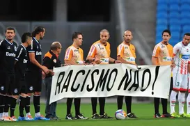 Ângelo Paz pesquisa racismo no futebol - Imagem
