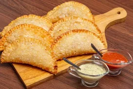 Apenas 2 ingredientes: aprenda a fazer massa de pastel econômica - Imagem