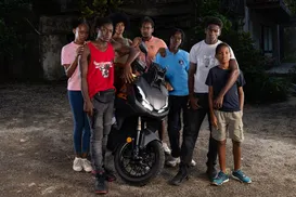 Apenas 8 episódios: essa série da Netflix está dominando o TOP 10 - Imagem