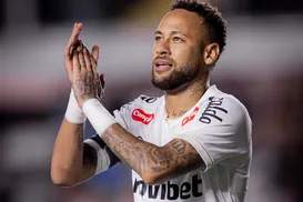 Após discutir com torcedor, Neymar promete ficar longe de polêmicas - Imagem