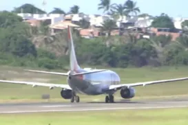 Avião estoura pneu em decolagem no Aeroporto de Salvador; veja vídeo - Imagem