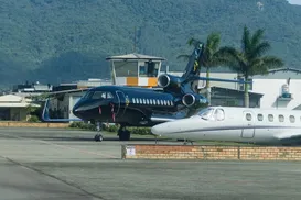 Avião gigante de R$ 250 milhões de Neymar vira atração em aeroporto - Imagem