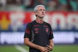 Bahia é exaltado por técnico do Athletico: "Não é fácil para ninguém" - Imagem