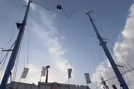 Cabo de brinquedo rompe e deixa crianças feridas em parque; veja vídeo - Imagem