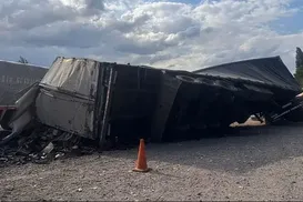 Carga de azeite para o Brasil tomba e é saqueado na Argentina - Imagem