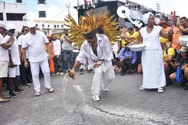 Carlinhos Brown abre Arrastão da Quarta de Cinzas com entrega de padê - Imagem