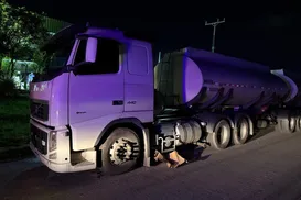 Carreta-tanque roubada com 45 mil litros de combustivel é recuperada na RMS - Imagem