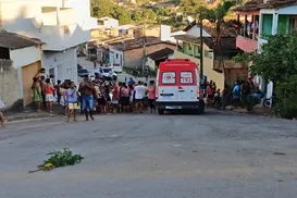 Carro desgovernado invade casa e mata avó e neto no interior da Bahia - Imagem